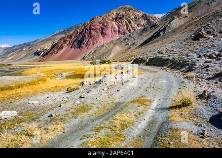 Rivière Bartang et vallée dans les montagnes de Pamir Tadjikistan Banque D'Images