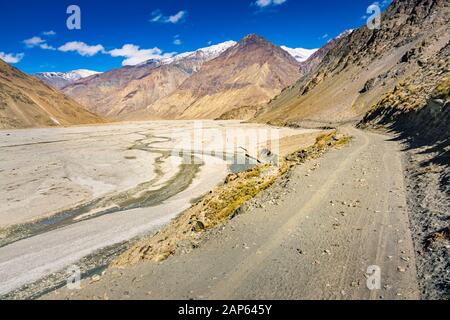 Rivière Bartang et vallée dans les montagnes de Pamir Tadjikistan Banque D'Images