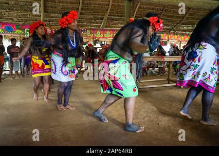 Embera Puru femmes et hommes qui font la danse Village, Embera Puru Village au Panama, communauté autochtone sur le lac Alajuela dans le parc national de Chagres Banque D'Images