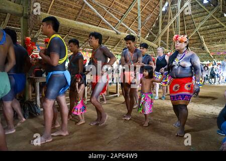 Embera Puru femmes et hommes qui font la danse Village, Embera Puru Village au Panama, communauté autochtone sur le lac Alajuela dans le parc national de Chagres Banque D'Images