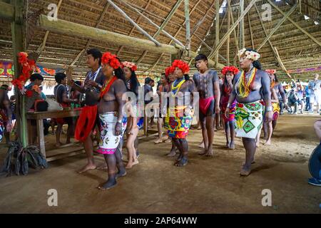 Embera Puru femmes et hommes qui font la danse Village, Embera Puru Village au Panama, communauté autochtone sur le lac Alajuela dans le parc national de Chagres Banque D'Images