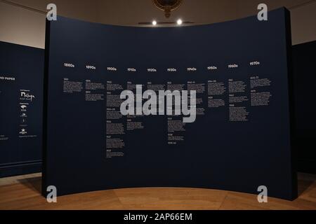 Bringin réuni plus de 300 œuvres et englobant l'ensemble de Picasso 80 ans de carrière , ce ground breaking exposition porte sur la myriade de façons dont l'artiste a travaillé .Pablo Picasso a travaillé dans une variété de médiums . Son engagement prolongé a connu une croissance de la profonde reconnaissance de l'artiste le monde physique et son désir de manipuler différents matériaux . Faits saillants : Femmes un leur toilette un extraordinaire collage de coupé et collé . Les dessins de Picasso : Self portrait et femme assise ( Dora)ils disposent avec la variété des techniques d'impression qu'il explore . Banque D'Images