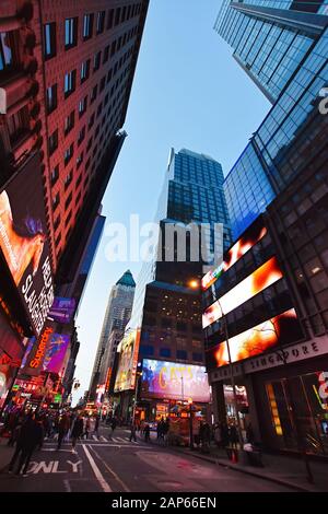 Manhattan, New York, NY, États-Unis - 30 novembre 2019. Vue nocturne sur la rue et la vie urbaine sur Broadway , Midtown Manhattan, New York. Banque D'Images