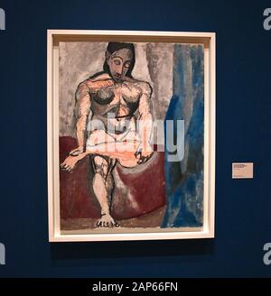 Bringin réuni plus de 300 œuvres et englobant l'ensemble de Picasso 80 ans de carrière , ce ground breaking exposition porte sur la myriade de façons dont l'artiste a travaillé .Pablo Picasso a travaillé dans une variété de médiums . Son engagement prolongé a connu une croissance de la profonde reconnaissance de l'artiste le monde physique et son désir de manipuler différents matériaux . Faits saillants : Femmes un leur toilette un extraordinaire collage de coupé et collé . Les dessins de Picasso : Self portrait et femme assise ( Dora)ils disposent avec la variété des techniques d'impression qu'il explore . Banque D'Images