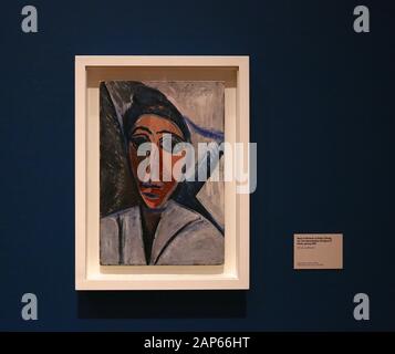 Bringin réuni plus de 300 œuvres et englobant l'ensemble de Picasso 80 ans de carrière , ce ground breaking exposition porte sur la myriade de façons dont l'artiste a travaillé .Pablo Picasso a travaillé dans une variété de médiums . Son engagement prolongé a connu une croissance de la profonde reconnaissance de l'artiste le monde physique et son désir de manipuler différents matériaux . Faits saillants : Femmes un leur toilette un extraordinaire collage de coupé et collé . Les dessins de Picasso : Self portrait et femme assise ( Dora)ils disposent avec la variété des techniques d'impression qu'il explore . Banque D'Images