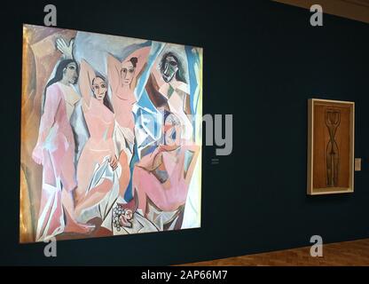 Bringin réuni plus de 300 œuvres et englobant l'ensemble de Picasso 80 ans de carrière , ce ground breaking exposition porte sur la myriade de façons dont l'artiste a travaillé .Pablo Picasso a travaillé dans une variété de médiums . Son engagement prolongé a connu une croissance de la profonde reconnaissance de l'artiste le monde physique et son désir de manipuler différents matériaux . Faits saillants : Femmes un leur toilette un extraordinaire collage de coupé et collé . Les dessins de Picasso : Self portrait et femme assise ( Dora)ils disposent avec la variété des techniques d'impression qu'il explore . Banque D'Images