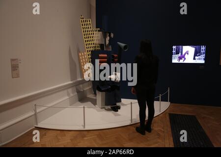 Bringin réuni plus de 300 œuvres et englobant l'ensemble de Picasso 80 ans de carrière , ce ground breaking exposition porte sur la myriade de façons dont l'artiste a travaillé .Pablo Picasso a travaillé dans une variété de médiums . Son engagement prolongé a connu une croissance de la profonde reconnaissance de l'artiste le monde physique et son désir de manipuler différents matériaux . Faits saillants : Femmes un leur toilette un extraordinaire collage de coupé et collé . Les dessins de Picasso : Self portrait et femme assise ( Dora)ils disposent avec la variété des techniques d'impression qu'il explore . Banque D'Images