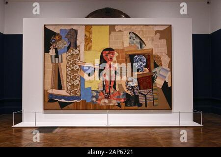 Bringin réuni plus de 300 œuvres et englobant l'ensemble de Picasso 80 ans de carrière , ce ground breaking exposition porte sur la myriade de façons dont l'artiste a travaillé .Pablo Picasso a travaillé dans une variété de médiums . Son engagement prolongé a connu une croissance de la profonde reconnaissance de l'artiste le monde physique et son désir de manipuler différents matériaux . Faits saillants : Femmes un leur toilette un extraordinaire collage de coupé et collé . Les dessins de Picasso : Self portrait et femme assise ( Dora)ils disposent avec la variété des techniques d'impression qu'il explore . Banque D'Images