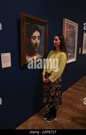 Bringin réuni plus de 300 œuvres et englobant l'ensemble de Picasso 80 ans de carrière , ce ground breaking exposition porte sur la myriade de façons dont l'artiste a travaillé .Pablo Picasso a travaillé dans une variété de médiums . Son engagement prolongé a connu une croissance de la profonde reconnaissance de l'artiste le monde physique et son désir de manipuler différents matériaux . Faits saillants : Femmes un leur toilette un extraordinaire collage de coupé et collé . Les dessins de Picasso : Self portrait et femme assise ( Dora)ils disposent avec la variété des techniques d'impression qu'il explore . Banque D'Images