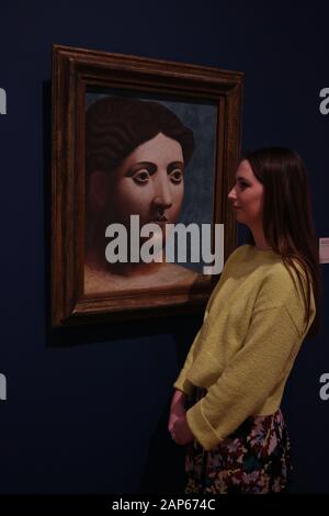 Bringin réuni plus de 300 œuvres et englobant l'ensemble de Picasso 80 ans de carrière , ce ground breaking exposition porte sur la myriade de façons dont l'artiste a travaillé .Pablo Picasso a travaillé dans une variété de médiums . Son engagement prolongé a connu une croissance de la profonde reconnaissance de l'artiste le monde physique et son désir de manipuler différents matériaux . Faits saillants : Femmes un leur toilette un extraordinaire collage de coupé et collé . Les dessins de Picasso : Self portrait et femme assise ( Dora)ils disposent avec la variété des techniques d'impression qu'il explore . Banque D'Images