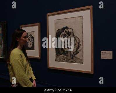 Bringin réuni plus de 300 œuvres et englobant l'ensemble de Picasso 80 ans de carrière , ce ground breaking exposition porte sur la myriade de façons dont l'artiste a travaillé .Pablo Picasso a travaillé dans une variété de médiums . Son engagement prolongé a connu une croissance de la profonde reconnaissance de l'artiste le monde physique et son désir de manipuler différents matériaux . Faits saillants : Femmes un leur toilette un extraordinaire collage de coupé et collé . Les dessins de Picasso : Self portrait et femme assise ( Dora)ils disposent avec la variété des techniques d'impression qu'il explore . Banque D'Images