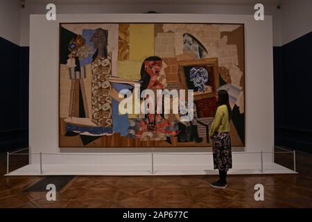 Bringin réuni plus de 300 œuvres et englobant l'ensemble de Picasso 80 ans de carrière , ce ground breaking exposition porte sur la myriade de façons dont l'artiste a travaillé .Pablo Picasso a travaillé dans une variété de médiums . Son engagement prolongé a connu une croissance de la profonde reconnaissance de l'artiste le monde physique et son désir de manipuler différents matériaux . Faits saillants : Femmes un leur toilette un extraordinaire collage de coupé et collé . Les dessins de Picasso : Self portrait et femme assise ( Dora)ils disposent avec la variété des techniques d'impression qu'il explore . Banque D'Images