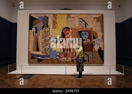 Bringin réuni plus de 300 œuvres et englobant l'ensemble de Picasso 80 ans de carrière , ce ground breaking exposition porte sur la myriade de façons dont l'artiste a travaillé .Pablo Picasso a travaillé dans une variété de médiums . Son engagement prolongé a connu une croissance de la profonde reconnaissance de l'artiste le monde physique et son désir de manipuler différents matériaux . Faits saillants : Femmes un leur toilette un extraordinaire collage de coupé et collé . Les dessins de Picasso : Self portrait et femme assise ( Dora)ils disposent avec la variété des techniques d'impression qu'il explore . Banque D'Images