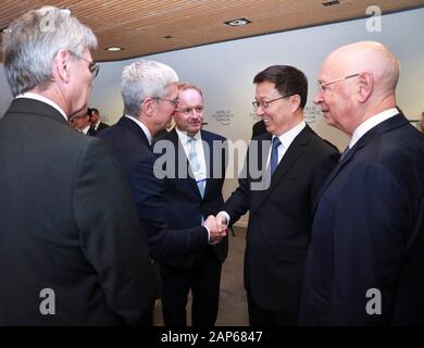 (200121) -- DAVOS, 21 janvier 2020 (Xinhua) -- le vice-Premier ministre chinois Han Zheng, également membre du Comité permanent du Bureau politique du parti communiste de Chine Comité Central, assiste à un déjeuner organisé par World Economic Forum (WEF) Président exécutif Klaus Schwab, et les échanges de vues avec les dirigeants d'entreprise y compris Tim Cook, chef de la direction d'Apple et Siemens AG Président Joe Kaeser, au cours de la réunion annuelle du WEF à Davos, Suisse, 21 janvier 2020. Han Zheng a prononcé un discours intitulé "Travailler ensemble pour une économie mondiale ouverte et d'un développement mondial durable' à la 50e réunion annuelle de Banque D'Images