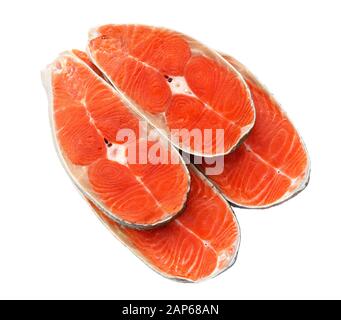 Saumon frais cru Steak de poisson rouge isolé sur un fond blanc. Banque D'Images