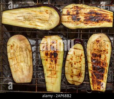 Tranches d'aubergines grillées. Aubergine frite sur un gril, gros plan. Banque D'Images