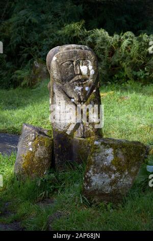 Cimetière de Caldragh, Boa Island, Lower Lough Erne, Irlande. Face est de Janus Stone double face. Sculpture préhistorique celtique. Une fecondite Sheela na gig Banque D'Images