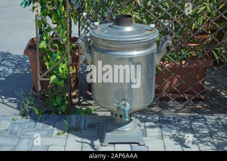 Vieux shabby fer samovar .Vintage métal cuivre thé . Vue latérale de Samovar. Le samovar rétro du thé de grunge à la suie a été utilisé pendant longtemps. Samovar métallique sur un Banque D'Images