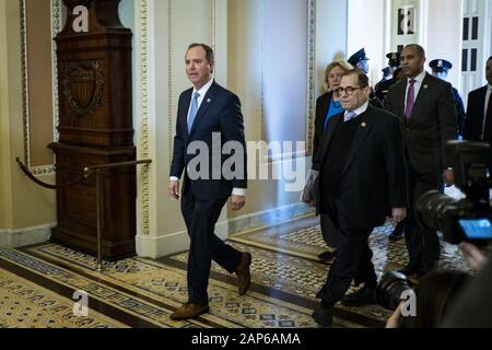 Washington, United States. 21 Jan, 2020. House, dirigée par les gestionnaires d'impeachment Rempl. Adam Schiff (D-CA), à pied, à l'United States Senate Chambers dans le United States Capitol comme le procès d'impeachment du président Donald Trump commence le mardi 21 janvier, 2020 à Washington, DC. Une centaine de sénateurs américains serviront de juges pour décider de retirer de l'Atout office de l'abus de pouvoir en faisant pression sur l'Ukraine pour un faveurs politiques. Photo par Pete Marovich/UPI UPI : Crédit/Alamy Live News Banque D'Images