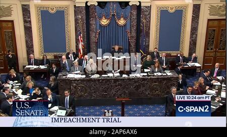 Washington, United States. 21 Jan, 2020. Sur la photo de C-Span, la télévision de la Cour suprême John Roberts préside le procès d'impeachment du président Donald Trump dans la chambre du Sénat sur la colline du Capitole à Washington, DC Le mardi le Mardi, Janvier 21, 2020. En bas à gauche est aux gestionnaires de la Chambre Adam Shiff et Jerry Nadler et en bas à droite sont le président avocats dirigée par Pat Cipollone. Credit : UPI/Alamy Live News Banque D'Images