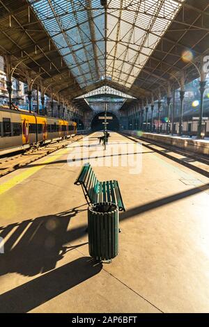 Gare De Porto Sao Bento Vue Pittoresque À Couper Le Souffle D'Un Banc Vide Assis Lors D'Une Journée Du Ciel Bleu Ensoleillé En Hiver Banque D'Images