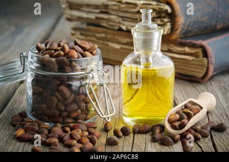 Bouteille d'huile essentielle pour noix de pin et noix de pin. Banque D'Images