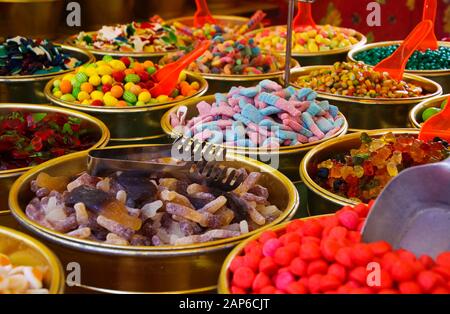 Gros plan des entrailles pleines de variété de bonbons de gelée douce sur le marché français - Saint-Tropez, France Banque D'Images