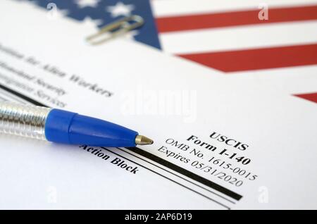 La pétition des immigrants I-140 pour les travailleurs étrangers en blanc se trouve sur le drapeau des États-Unis avec un stylo bleu du département de la sécurité intérieure Banque D'Images