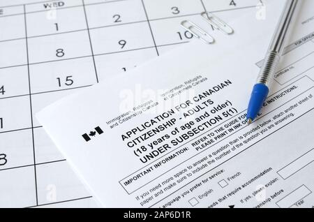 La demande de citoyenneté canadienne pour les adultes et le stylo bleu se trouve sur la page du calendrier Banque D'Images