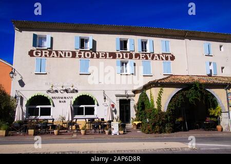 Castellane, France (Provence) - 1 Octobre. 2019: Vue sur la place sur le grand hôtel français typique contre le ciel bleu Banque D'Images