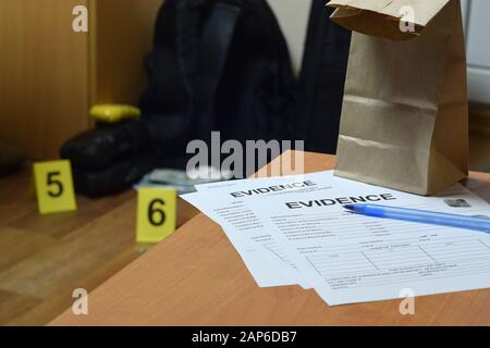 Chaîne de preuves les étiquettes de garde et le sac de papier brun se trouvent avec de gros paquets d'héroïne et des paquets de factures d'argent comme preuve dans la scène de crime enquête pr Banque D'Images