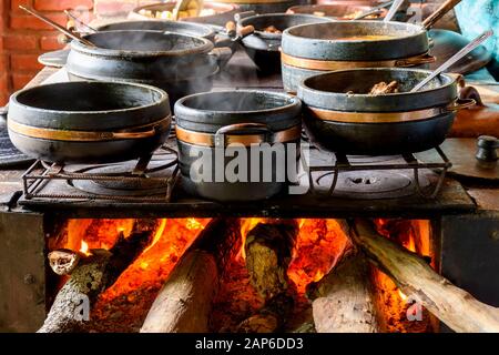 Poêle à bois traditionnel préparant la cuisine typique brésilienne dans la cuisine d'une ferme Banque D'Images