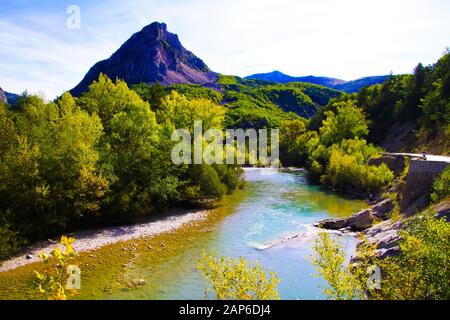 Vue au-delà des bouleaux sur la vallée avec rivière verte et montagnes fond - Gorges du Verdon, Provence, France Banque D'Images