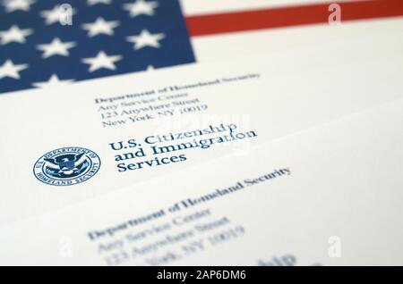 Enveloppes avec lettre de l'USCIS sur le drapeau des États-Unis du Département de la sécurité intérieure de près Banque D'Images