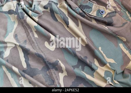 Texture de fond camouflage comme toile de fond pour les projets de conception de service militaire. Dos de la veste de camouflage de conscrits avec de nombreux plis sur froissé Banque D'Images