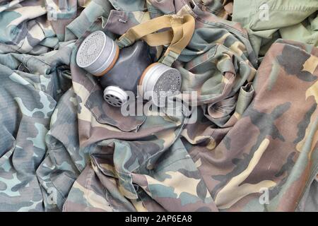 Les soldats stacker masque à gaz soviétique se trouve sur de nombreuses vestes de camouflage kaki vertes. Concept post-apocalypse survivant Banque D'Images