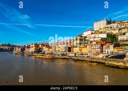 Porto Douro Vue Pittoresque Sur Le Quartier De Ribeira Lors D'Une Journée Du Ciel Bleu Ensoleillé En Hiver Banque D'Images