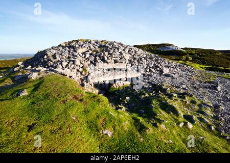 Nécropole de tombeau de passage néolithique de Carrowkeel. Bricklieve Hills, Co. Sligo, Irlande. Cairn G montrant la boîte lumineuse et l'entrée. Cairns H et K en distance Banque D'Images