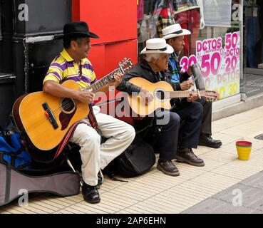 Des musiciens de rue jouer pour obtenir des conseils sur la rue piétonne commerçante dans le café de la ville d'Arménie, Triangle Quindio Département, Colombie Banque D'Images