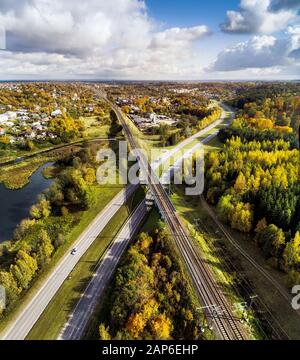 Vue sur la route ferroviaire et la ville d'automne du quartier Naujoji Vilnia de Vilnius Banque D'Images