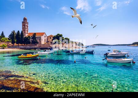 Voir à l'archipel incroyable avec les bateaux de pêche en face de la ville de Hvar, Croatie. Vieux port de la ville de Hvar l'île de l'Adriatique avec la mouette voler au-dessus de la Banque D'Images