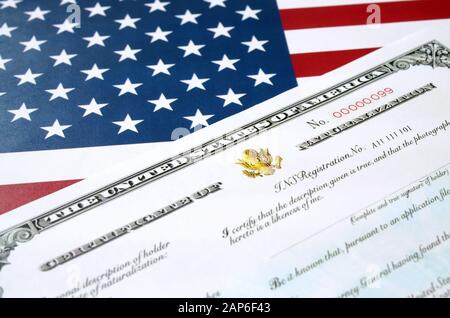 N-550 certificat de naturalisation des États-Unis certificat de citoyenneté sur le drapeau des États-Unis gros plan Banque D'Images