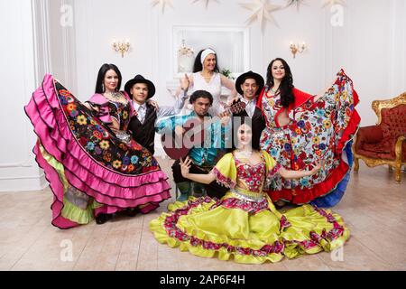 Portrait d'un groupe de chansons tziganes en costumes nationaux Banque D'Images