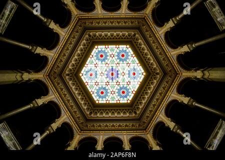 L'intérieur de la salle principale , vue sur le toit , de l'hôtel de ville de Sarajevo , Vijecnica, l'ancienne bibliothèque et l'hôtel de ville de Sarajevo, a détruit la durée de vie Banque D'Images