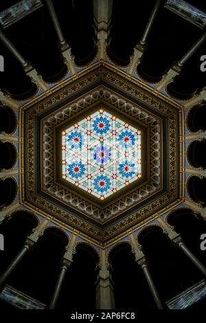 L'intérieur de la salle principale , vue sur le toit , de l'hôtel de ville de Sarajevo , Vijecnica, l'ancienne bibliothèque et l'hôtel de ville de Sarajevo, a détruit la durée de vie Banque D'Images