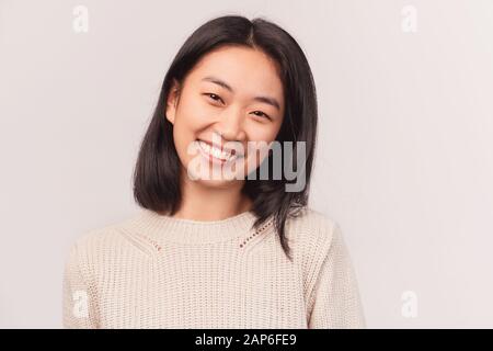 adolescente euphorique regardant sourire à l'appareil photo Banque D'Images