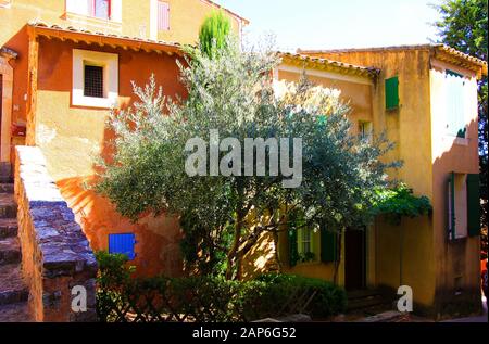 Roussillon En Provence, France - 2 Octobre. 2019: Vue sur la maison méditerranéenne d'ocre rouge avec olivier dans un lumineux soleil d'automne Banque D'Images