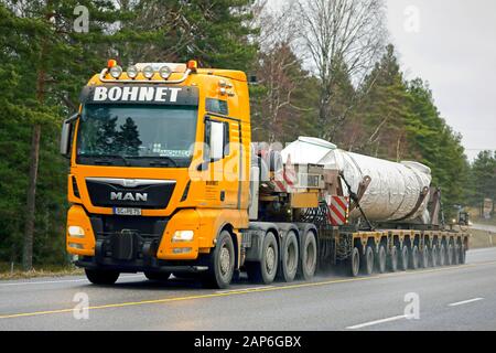 Yellow MAN TGX Bohnet GmbH semi remorque surbaissée transporte le matériel industriel comme charge surdimensionnée sur route en direction de port de Hanko. Raasepori, Finlande. Mai 17, 2020 Banque D'Images