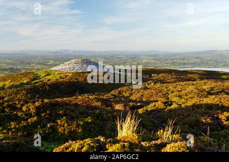 Nécropole de tombeau de passage néolithique de Carrowkeel. Bricklieve Hills Co. Sligo, Irlande. Cairn G vu de Cairn H avec Lough Arrow ci-dessous à la N.E. Banque D'Images