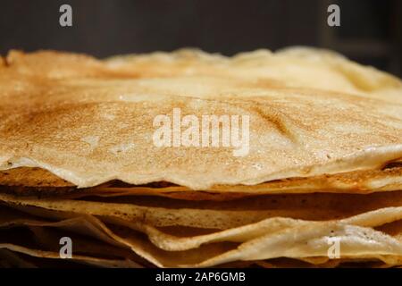 Préparation de crêpes avec confiture de cassis à la maison Banque D'Images